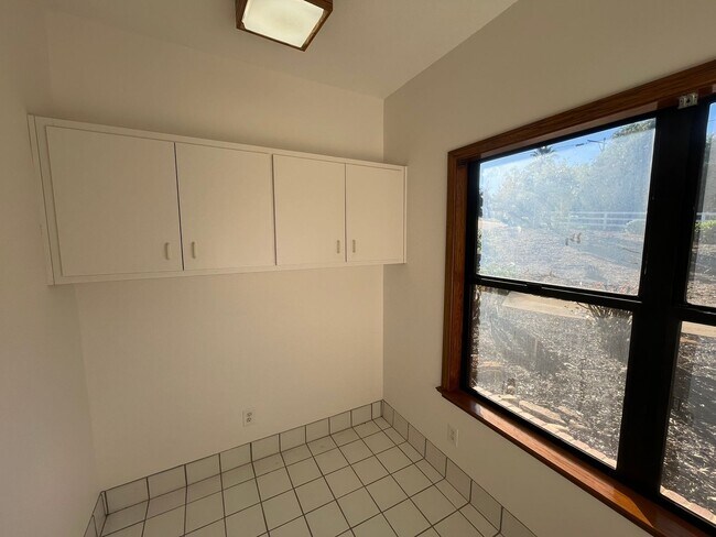 Building Photo - 18655 Oak Ridge Ln