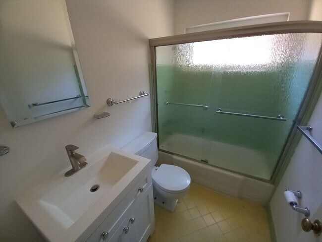 Building Photo - 94-98 Amherst Av.