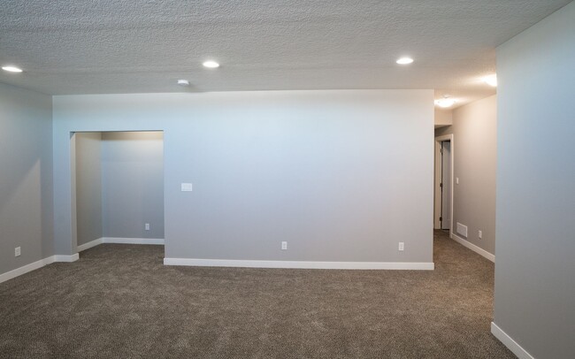 Building Photo - HUGE 4 Bed Home for Rent!