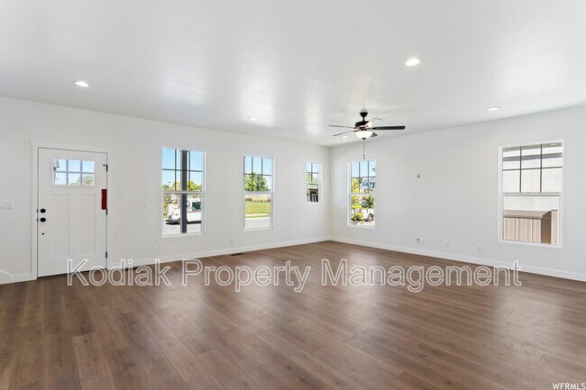 Building Photo - 991 Shoreline Dr