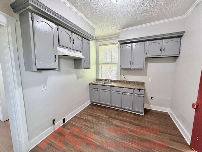 Building Photo - 1561 Foster Ave