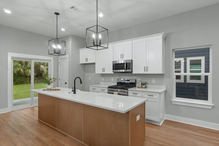 Building Photo - 706 N F St