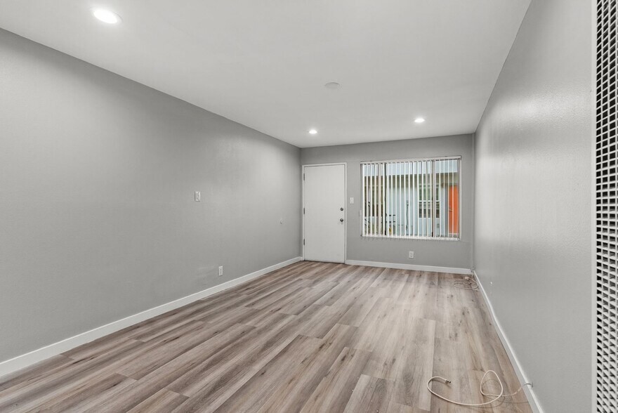 Building Photo - 10442 Lampson Ave