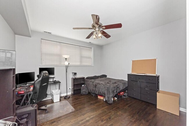 Building Photo - 2 bedroom in Chicago IL 60660
