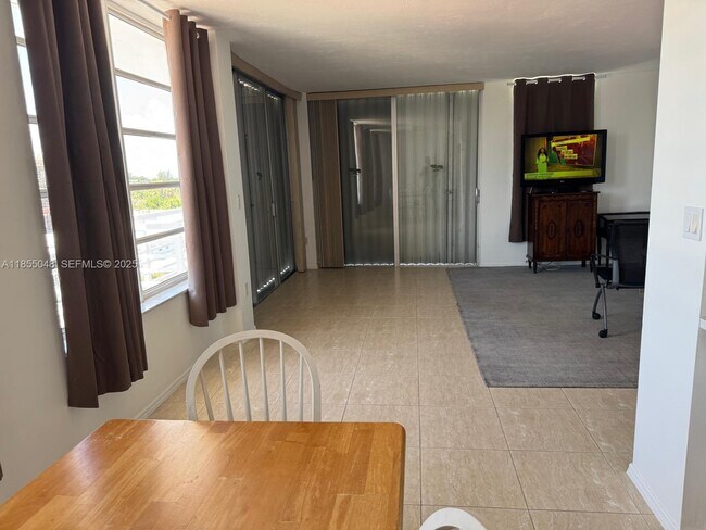 Building Photo - 7800 Carlyle Ave