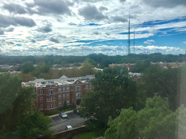 Building Photo - PRICE REDUCTION AS OF 01/2026! GREAT CORNER VIEWS! Wood floor Condo Overlooking McLean Gardens