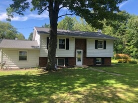 Building Photo - 3243 Hemlock Dr