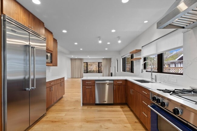 Building Photo - 4Bd/3Ba Seattle House