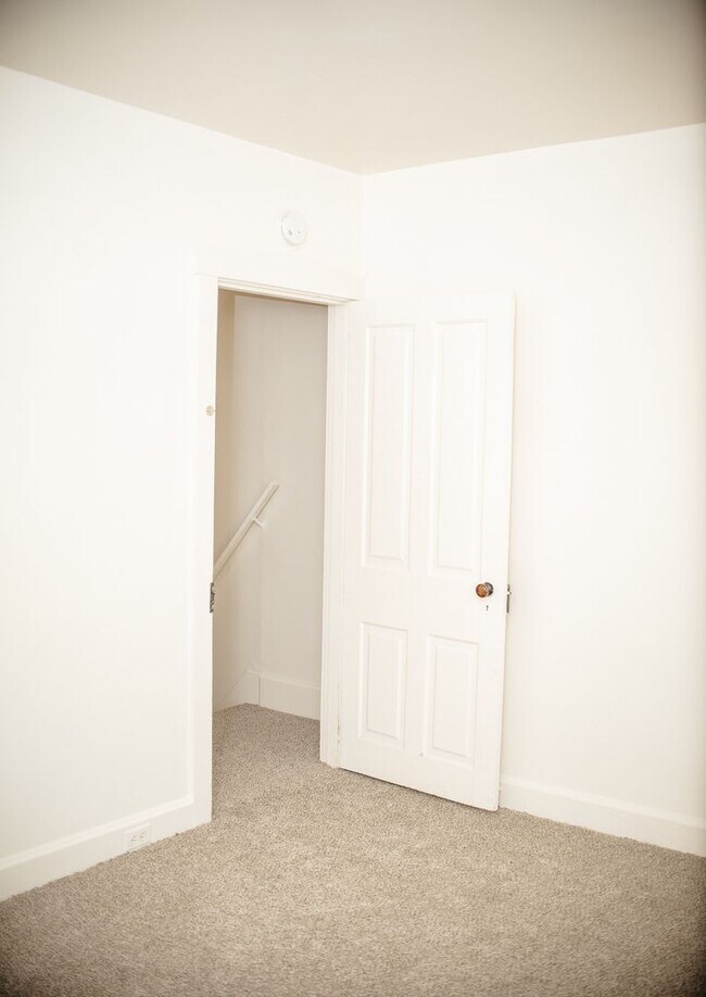 Building Photo - 204 E High St