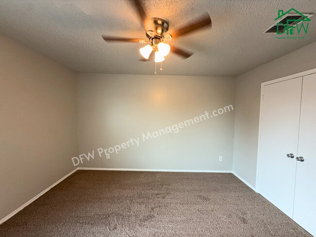 Building Photo - Spacious 4-Bedroom Home with Fireplace & Large Backyard in SW Fort Worth