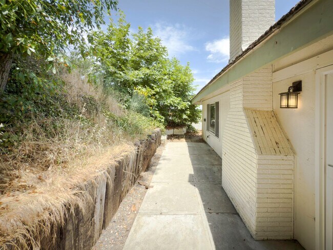Building Photo - 3 Bedroom/2 Bathroom Private Home with Lar...