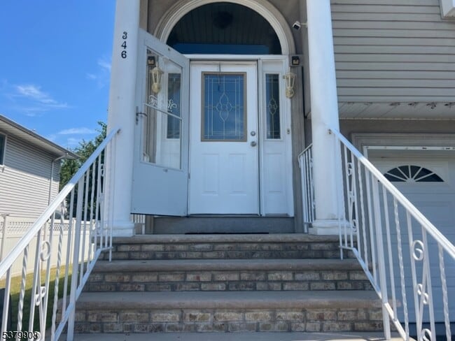 Building Photo - 346 River Dr