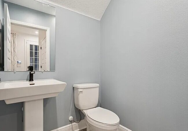 Building Photo - 2340 Woodside Way