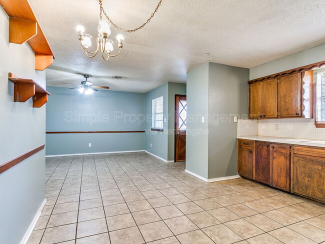 Building Photo - 2205 Donna Dr