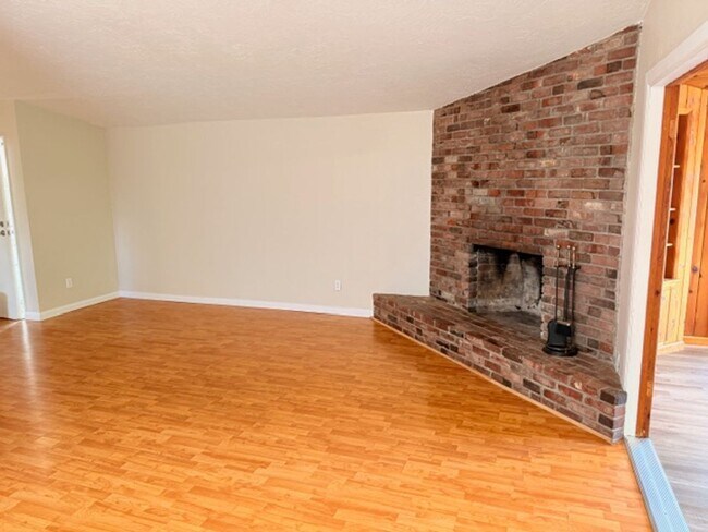 Building Photo - 3 bedroom 2 bath house for Lease