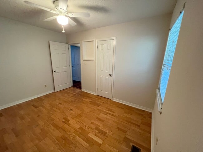 Building Photo - 4011 Wood Dr