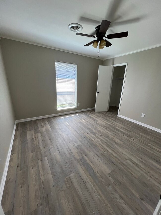 Building Photo - Great Southside Home