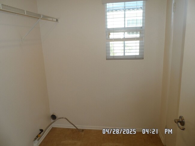 Building Photo - 3 Bedrooms, 2 1/2 Bathrooms, 2 Story, Loft...