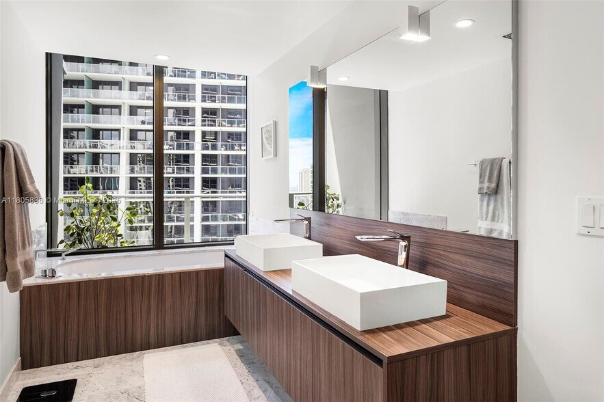 Building Photo - 1000 Brickell Plz