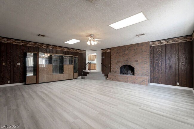 Building Photo - 5185 E Sun Valley Dr