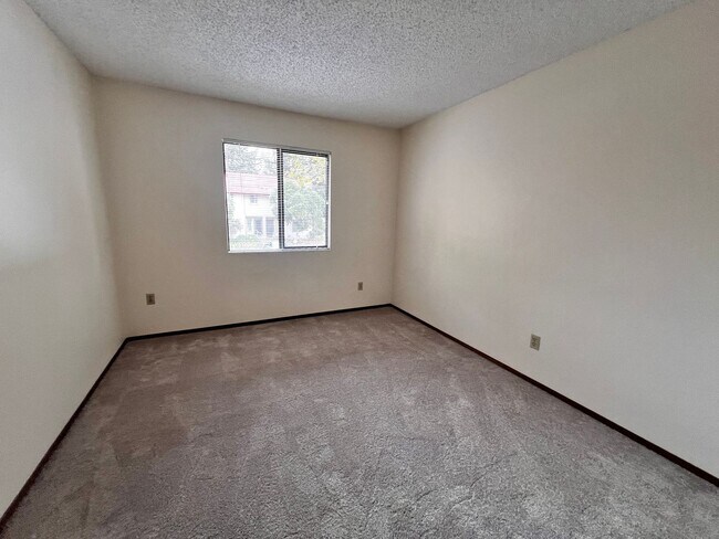 Building Photo - Spacious 3 bedroom 1.5 bath