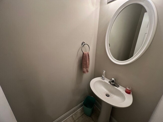 Building Photo - 2 Bed 2.5 Bath Condo