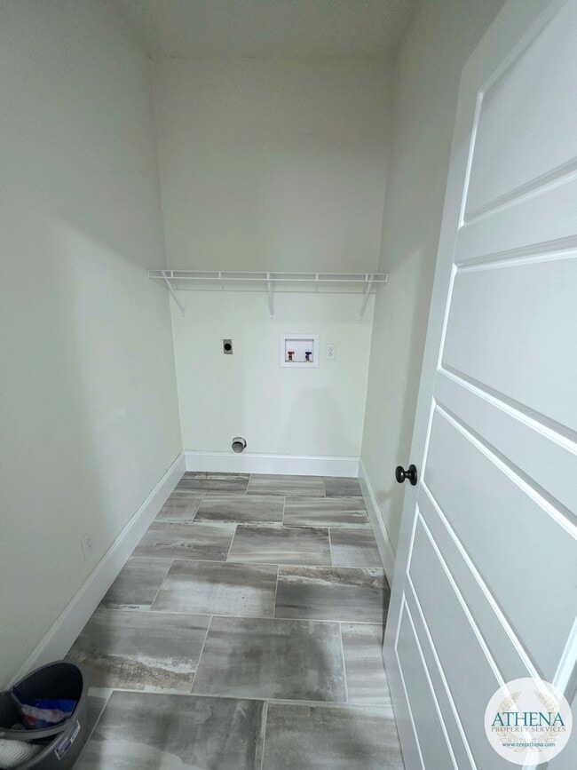 Building Photo - 1 Bedroom / 1 Bath Apartment Located on Broadway Street