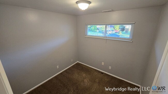 Building Photo - Beautiful 3 Bedroom 2 Full Bath Home Locat...
