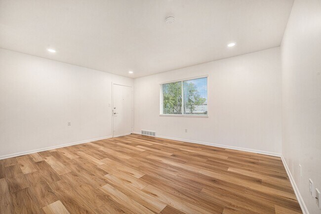Building Photo - SPECIAL LIMITED TIME!!! 2 BEDROOM-1 BATH S...