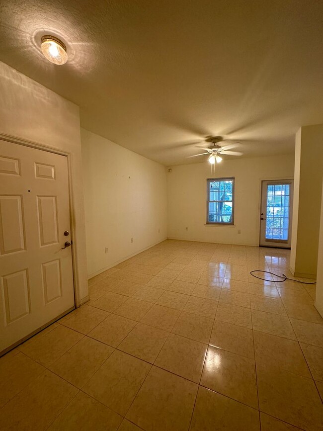 Building Photo - Beautiful 2/2 Condo in North Bonita - Acro...