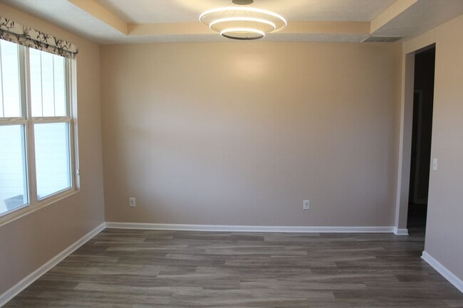 Building Photo - Beautiful 4 Bedroom in Avon!