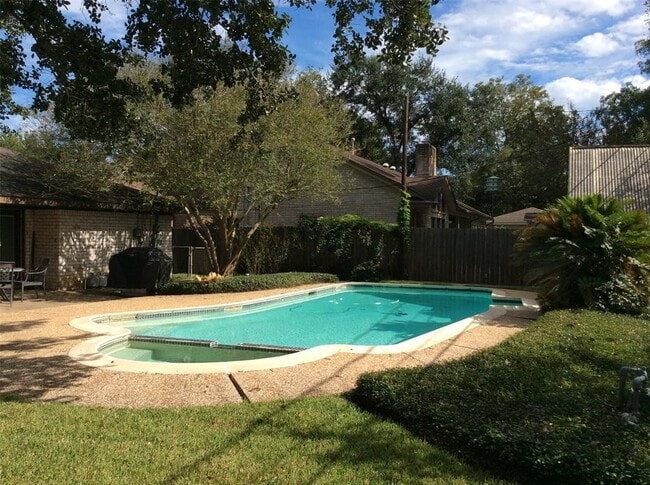 Building Photo - 147 Camellia St