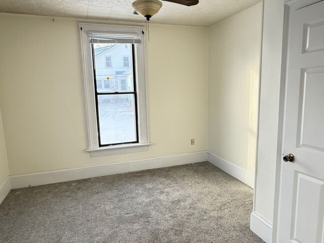 Building Photo - Large 4 BR house in Heyworth