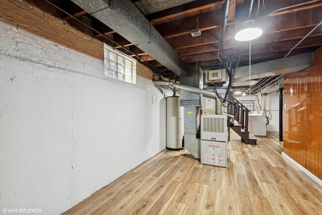 Building Photo - 5821 N California Ave