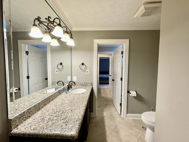 Building Photo - 4 Bed, 4 And A Half Bath Nest In Haymount