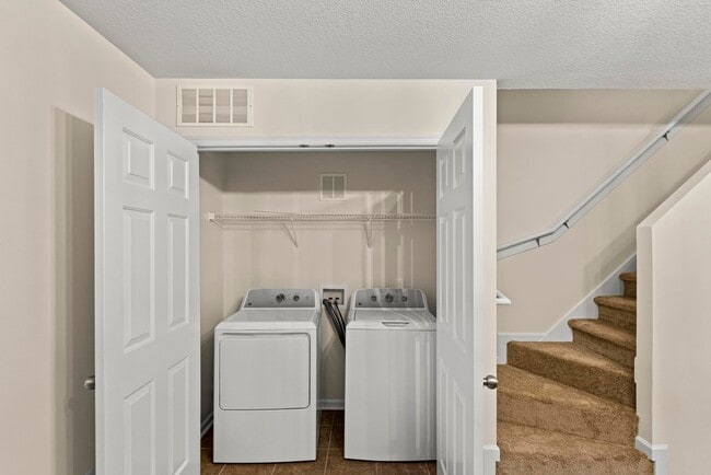 Building Photo - Adorable townhome with beautiful upgrades!