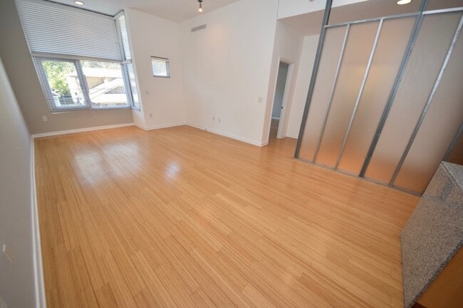 Building Photo - 1 bed, 1 bath condo in Cooper Young