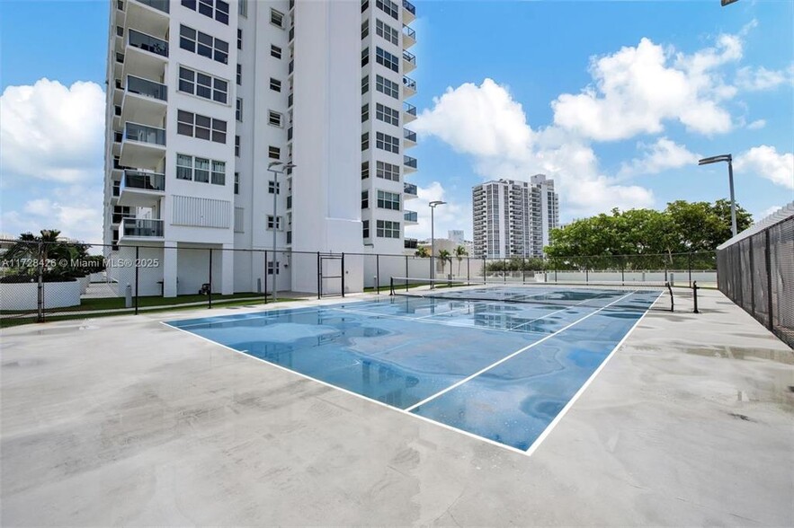 Building Photo - 3015 N Ocean Blvd