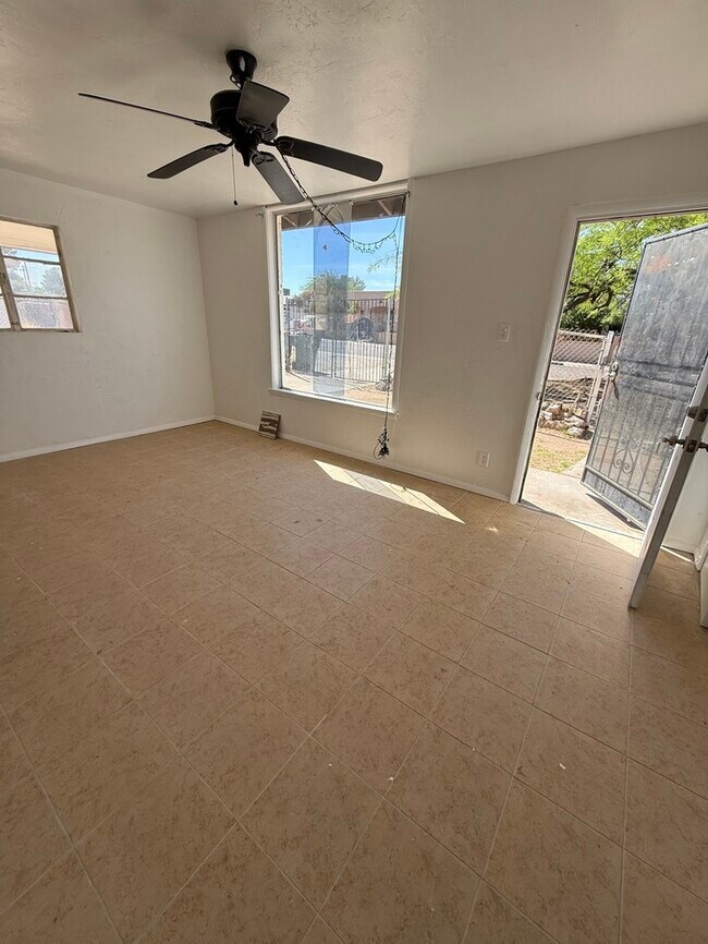 Building Photo - House For Rent