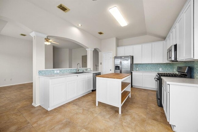 Building Photo - 4702 Forest Home Dr