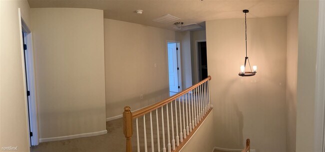 Building Photo - 4 br, 3.5 bath Townhome - 120 Robert Street