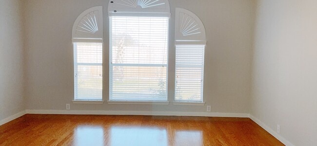Building Photo - 2910 Sandleigh Dr