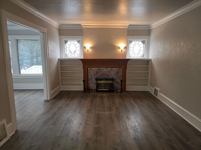 Building Photo - VIDEOTOUR: Gorgeous Victorian 4-bedroom home with Huge Garage! PETS WELCOME