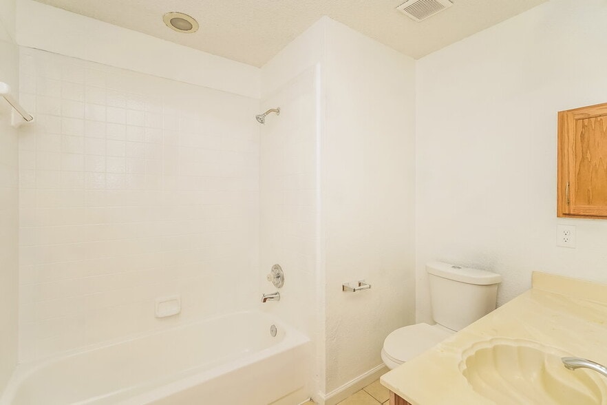 Building Photo - 936 Manor Dr