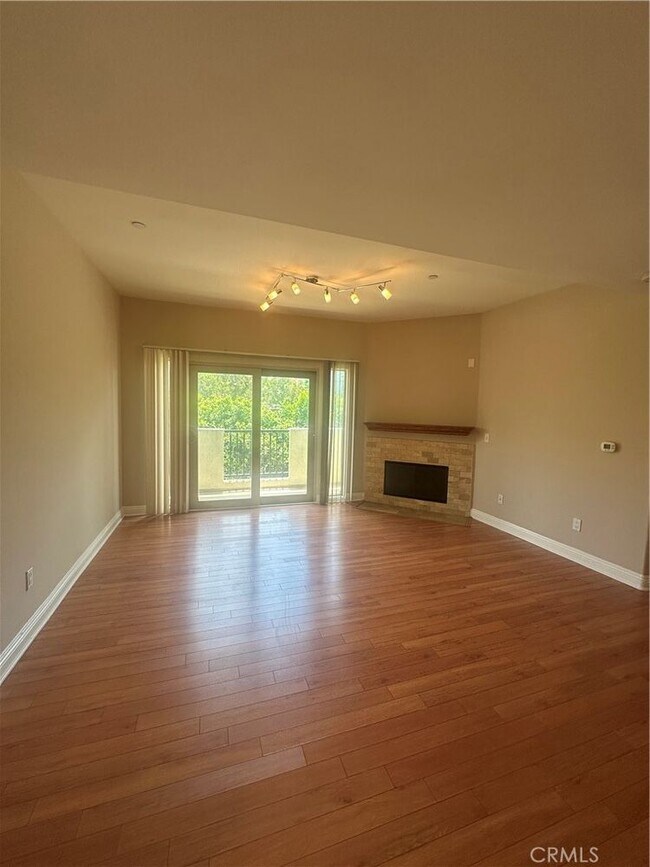 Building Photo - 12916 Moorpark St