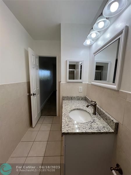Building Photo - 2550 NE 51st St