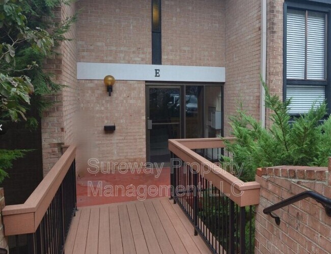 Building Photo - 520 N Lemon St