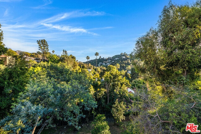 Building Photo - 3323 N Knoll Dr