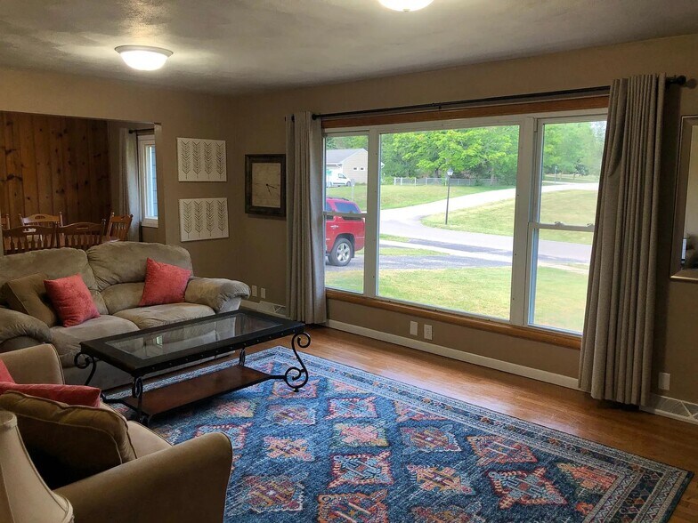 Building Photo - 131 N Hillsdale Dr