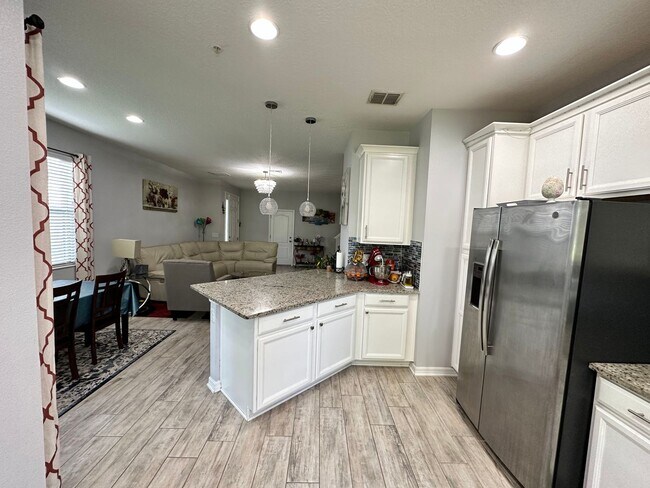 Building Photo - Lease this 3BR End-Unit Townhome in Gated Community with Water View!